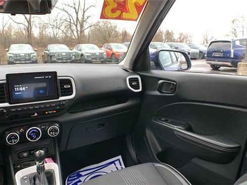 Used 2023 Hyundai Venue Limited image 24