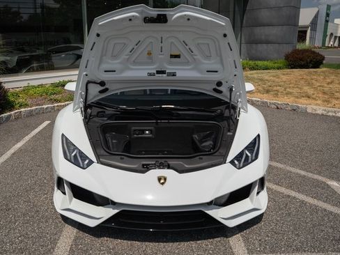Used 2020 Lamborghini Huracan EVO image 17