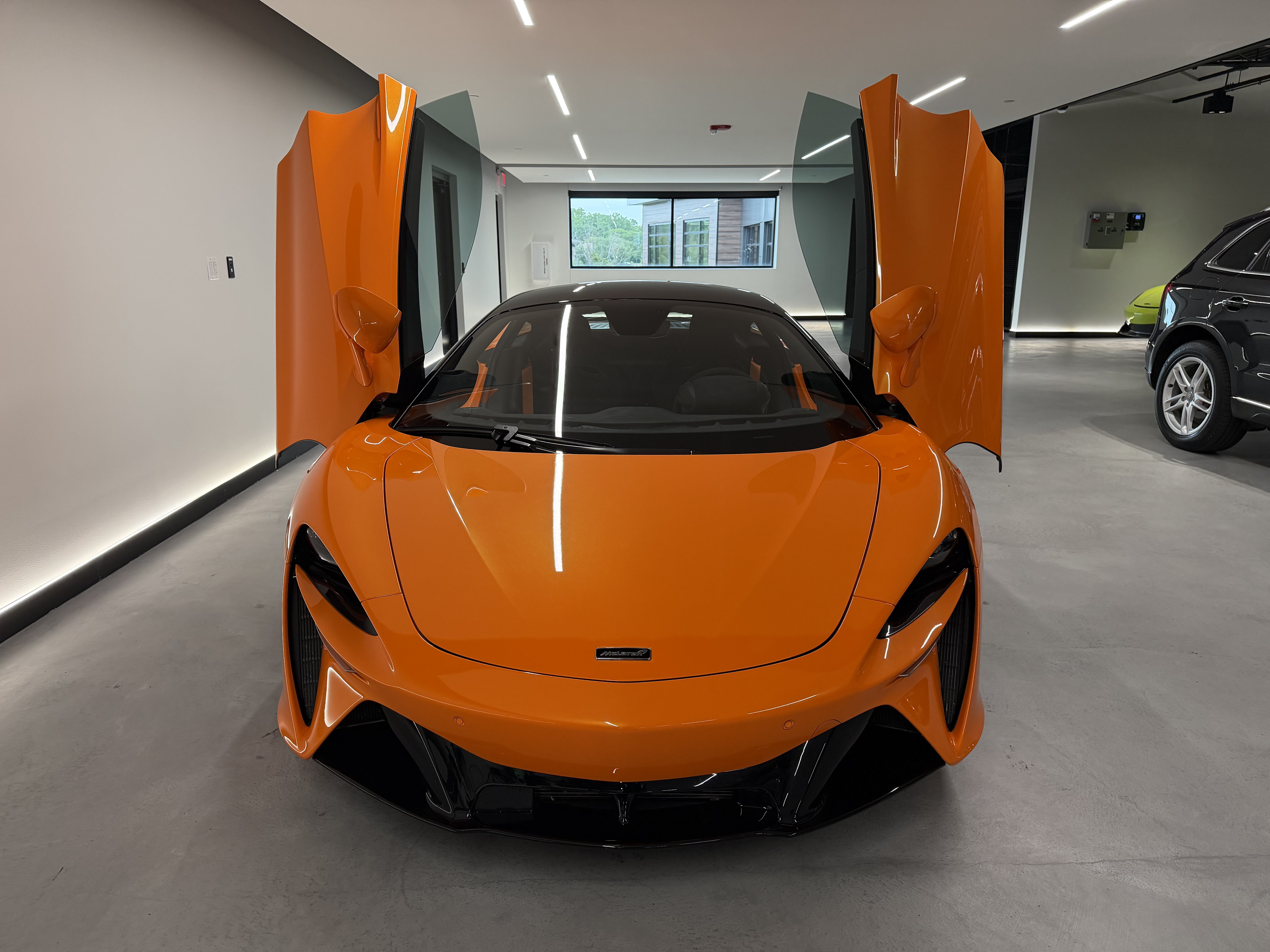 Used 2023 McLaren Artura RWD image 7