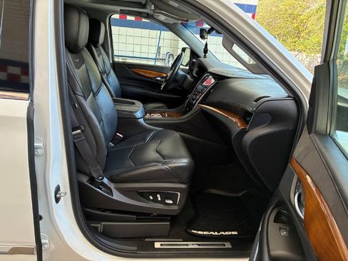 Used 2017 Cadillac Escalade ESV Premium Luxury image 16