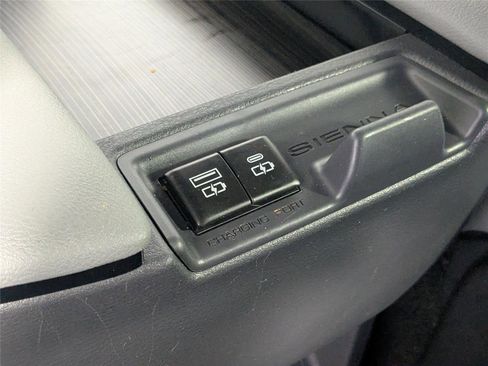 Used 2024 Toyota Sienna Limited image 34