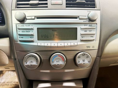 Used 2011 Toyota Camry LE image 15