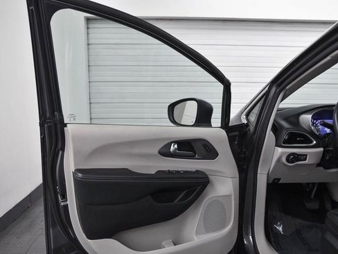 Used 2023 Chrysler Pacifica Touring-L image 9