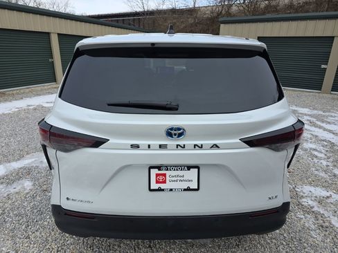 Certified 2025 Toyota Sienna XLE image 5