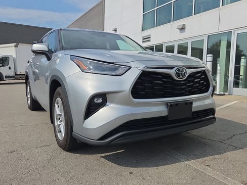 Used 2021 Toyota Highlander LE AWD/4WD image 30