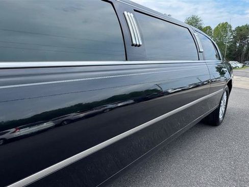 Used 2008 Lincoln Town Car Executive RWD image 20