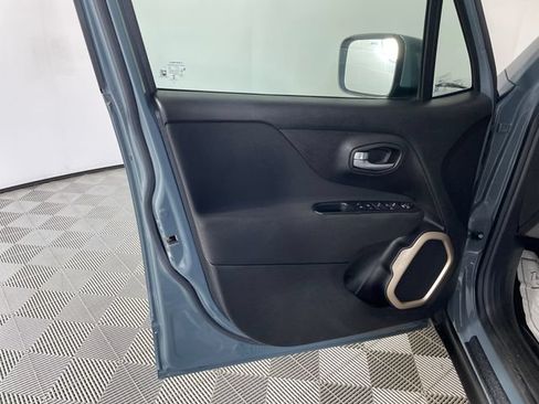 Used 2017 Jeep Renegade Latitude FWD image 15