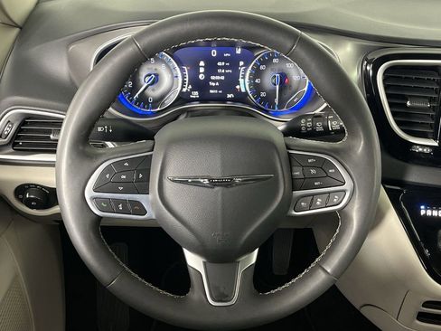 Used 2023 Chrysler Pacifica Touring-L image 14