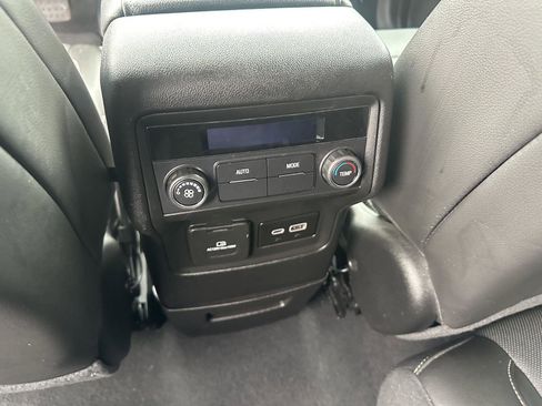 Used 2023 GMC Acadia SLT image 18