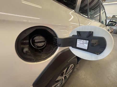 Used 2024 Subaru Outback Premium AWD/4WD image 9