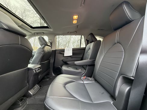 Used 2022 Toyota Highlander XLE image 34