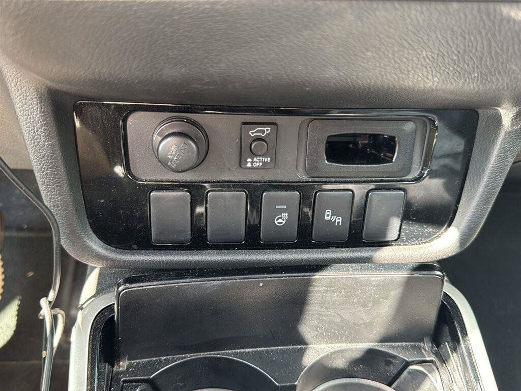 Used 2017 Mitsubishi Outlander SEL AWD/4WD image 5