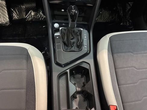 Certified 2025 Volkswagen Taos SE w/ Panoramic Sunroof Package image 24