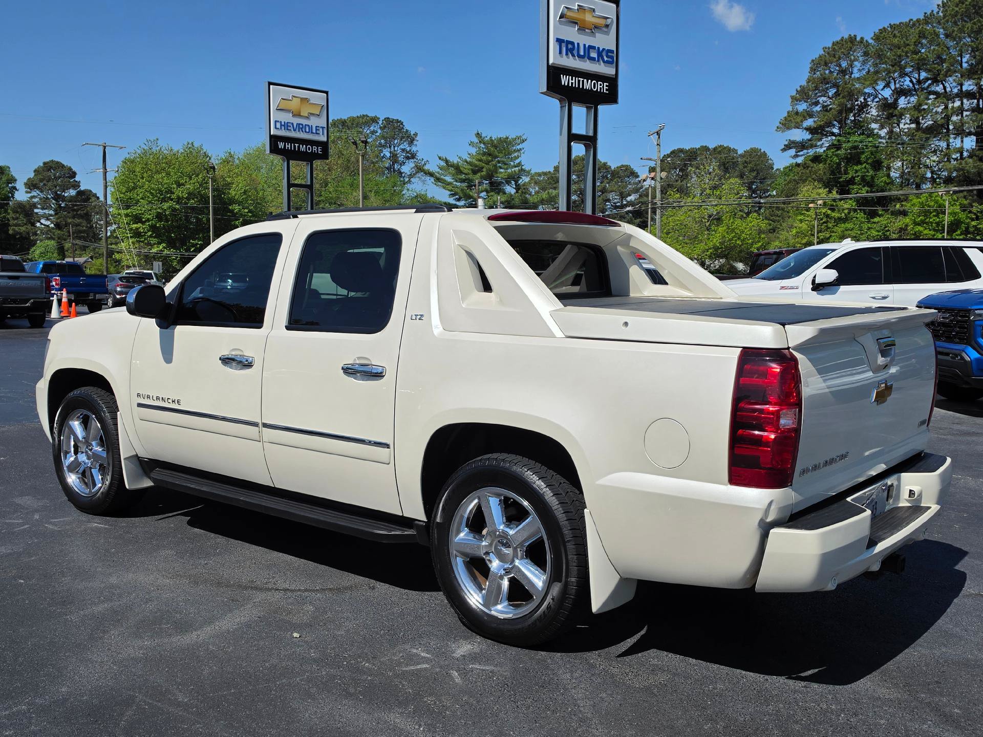Used 2012 Chevrolet Avalanche LTZ AWD/4WD image 3