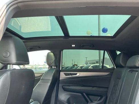 Certified 2024 Volkswagen Atlas Cross Sport SE w/ Panoramic Sunroof Package FWD image 18