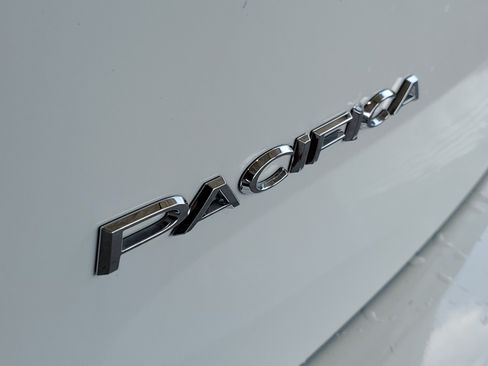 Used 2017 Chrysler Pacifica LX FWD image 6