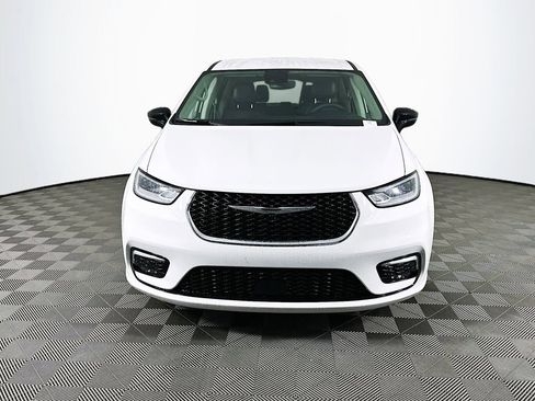 Certified 2024 Chrysler Pacifica Touring-L image 4