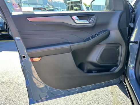 Used 2025 Ford Escape SE image 9