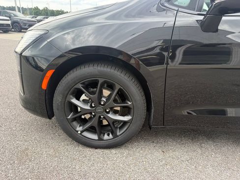 New 2027 Chrysler Pacifica Limited FWD image 22