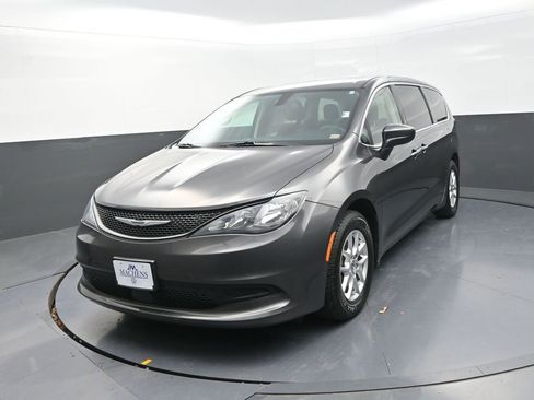 Used 2022 Chrysler Voyager LX image 3