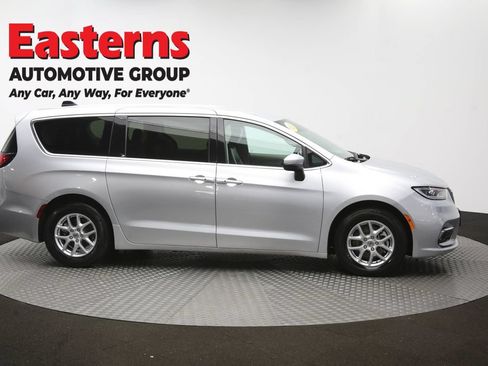 Used 2023 Chrysler Pacifica Touring-L FWD image 48