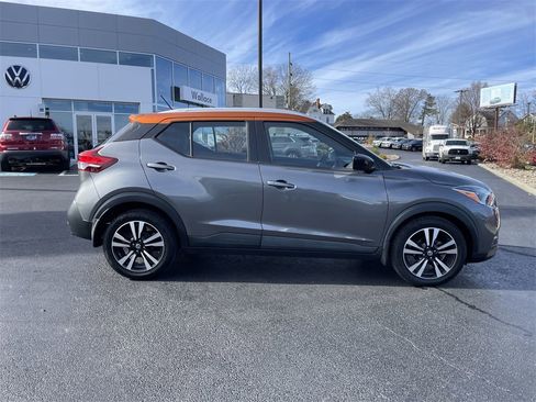 Used 2019 Nissan Kicks SV image 4