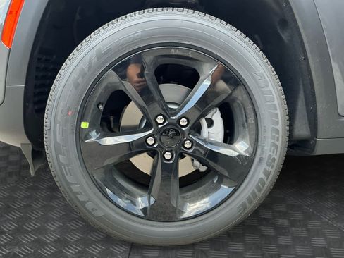 New 2025 Jeep Grand Cherokee Altitude image 15