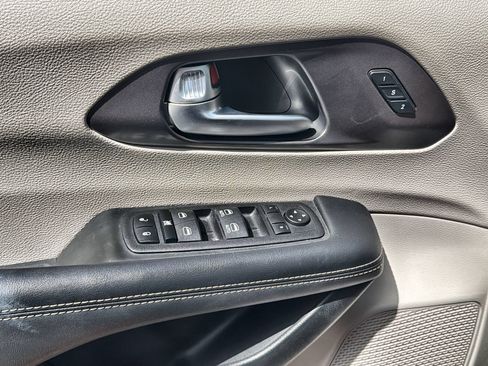 Used 2023 Chrysler Pacifica Touring-L FWD image 13