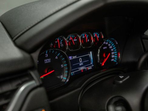 Used 2019 Chevrolet Suburban LT image 17