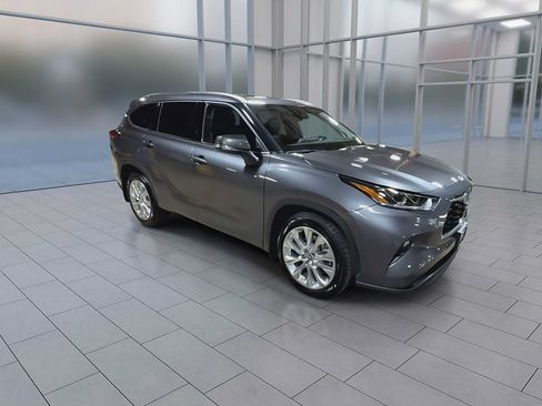 Used 2022 Toyota Highlander Limited AWD/4WD image 2