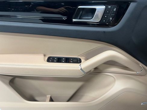 Used 2023 Porsche Cayenne image 18