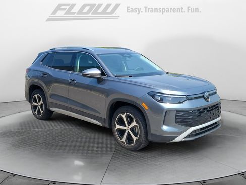 Certified 2025 Volkswagen Tiguan SE image 1