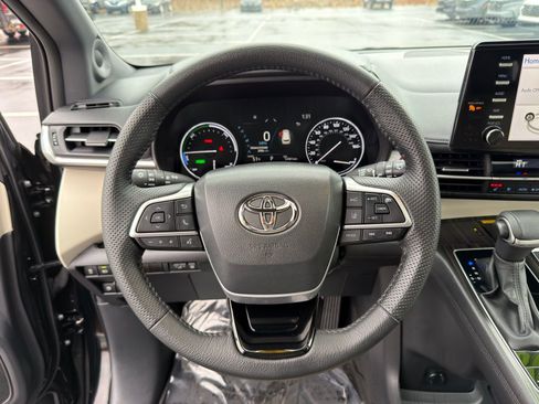 Used 2023 Toyota Sienna Limited image 16