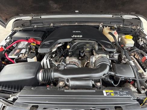 Used 2019 Jeep Wrangler Unlimited Sahara w/ Uconnect 4C Nav & Sound Group image 29