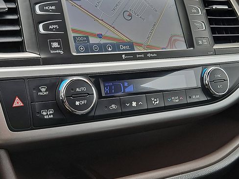 Used 2019 Toyota Highlander Limited image 16