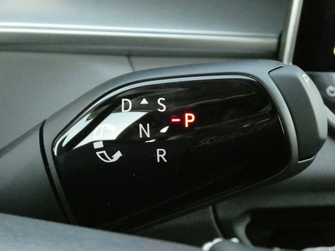 New 2025 Volkswagen Tiguan SE image 13