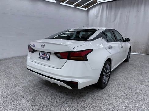 Used 2025 Nissan Altima 2.5 SV FWD image 2
