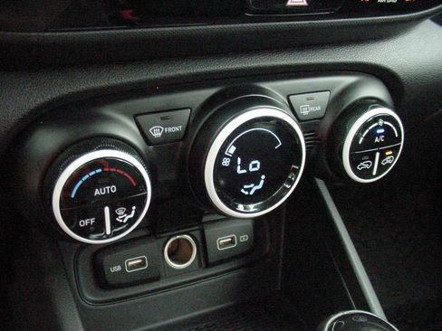 Used 2022 Hyundai Venue Limited image 18