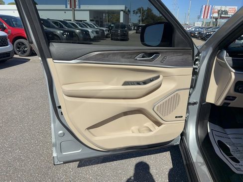 Used 2023 Jeep Grand Cherokee L Limited w/ Luxury Tech Group II image 8