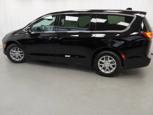 New 2027 Chrysler Pacifica Select FWD image 14