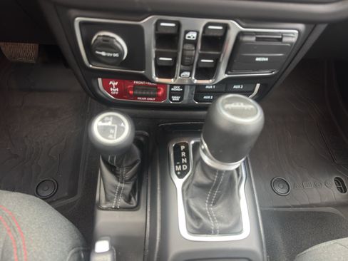 Used 2025 Jeep Gladiator Rubicon w/ Safety Group AWD/4WD image 14