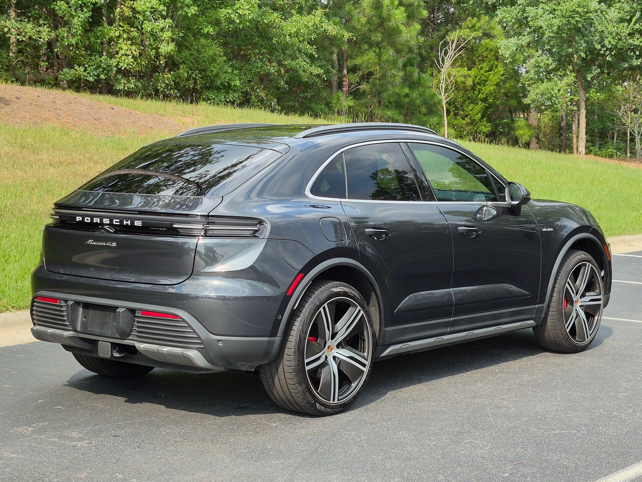 Certified 2025 Porsche Macan 4S Electric AWD/4WD image 32