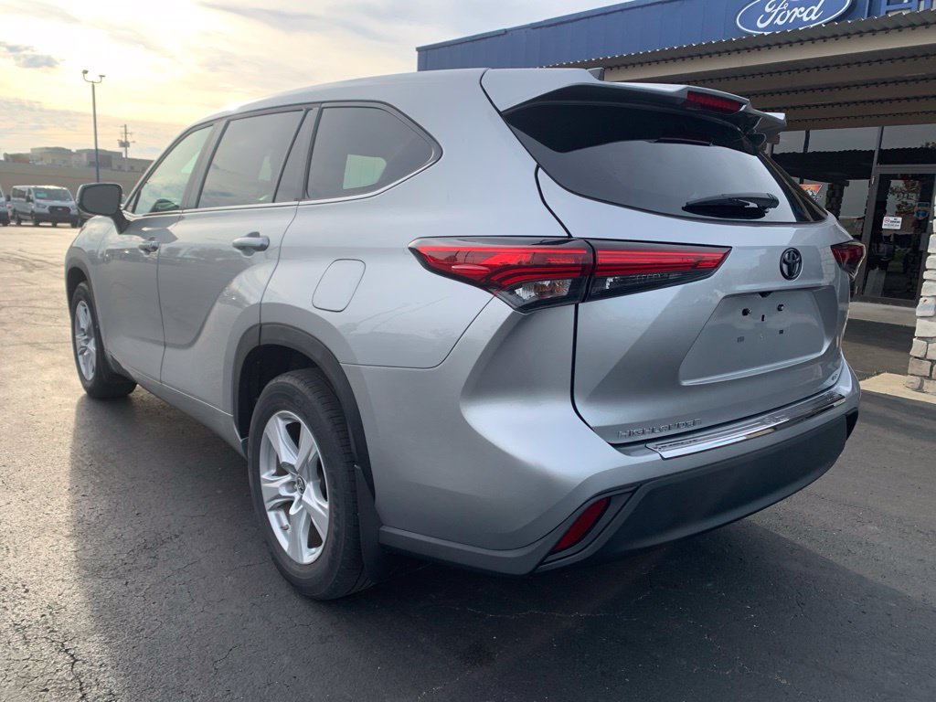Used 2023 Toyota Highlander LE FWD image 5
