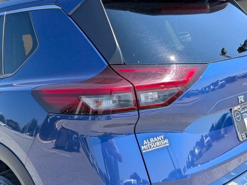 Used 2023 Nissan Rogue SV AWD/4WD image 7