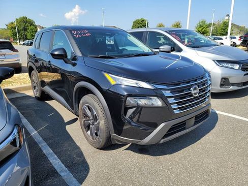 Used 2025 Nissan Rogue SV FWD image 2