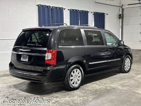 Used 2016 Chrysler Town & Country Touring image 4