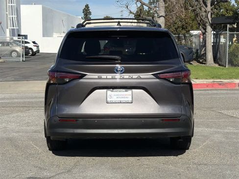 Used 2022 Toyota Sienna XLE w/ XLE Plus Package image 5