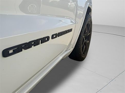 Used 2020 Jeep Grand Cherokee Altitude image 11