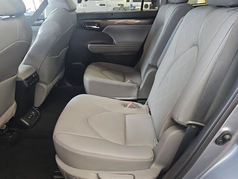 Used 2021 Toyota Highlander Platinum AWD/4WD image 11