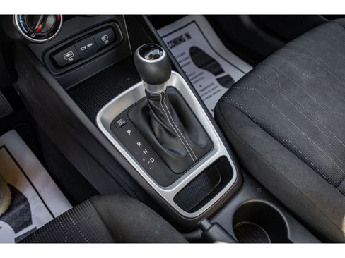 Used 2024 Hyundai Venue SE image 18